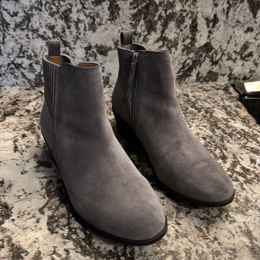 Vionic Size 8.5 Devon Light Gray Suede Booties